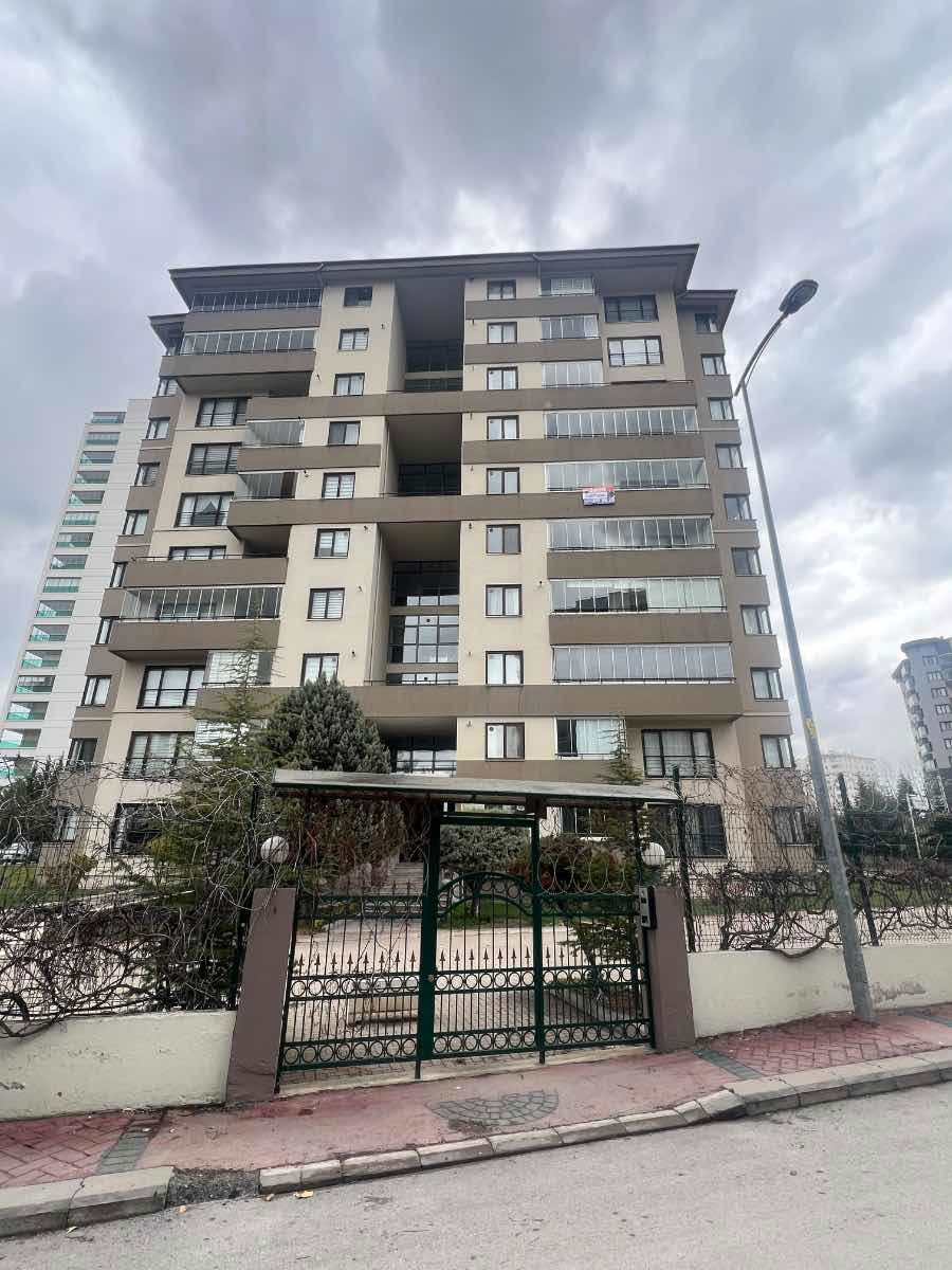CUMHURİYET EVLERİ SİTESİNDE GENİŞ  4+1 FERAH DAİRE