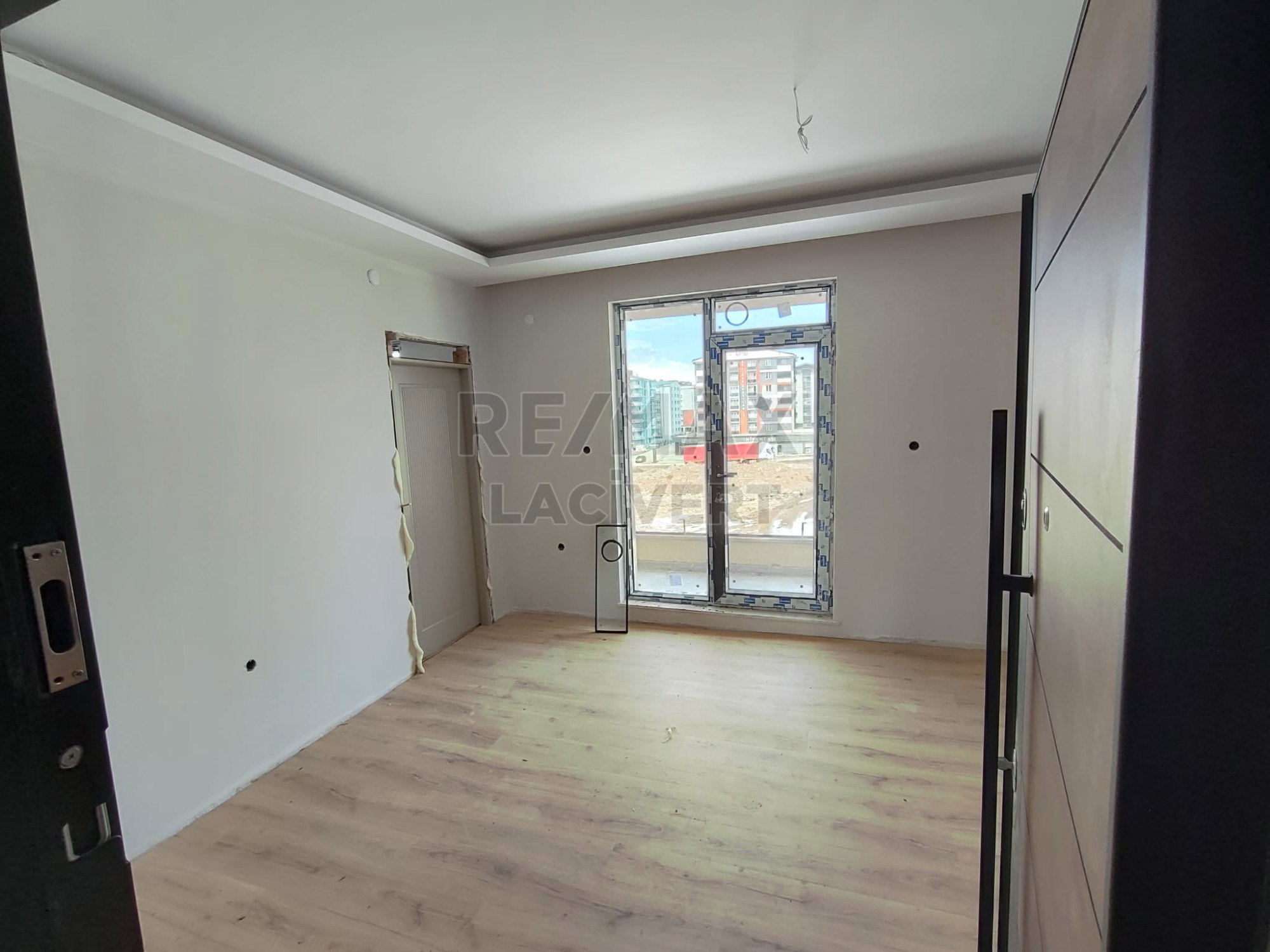 RE/MAX LACİVERT'TEN HİLALKENT'TE SATILIK 1+1 DAİRE