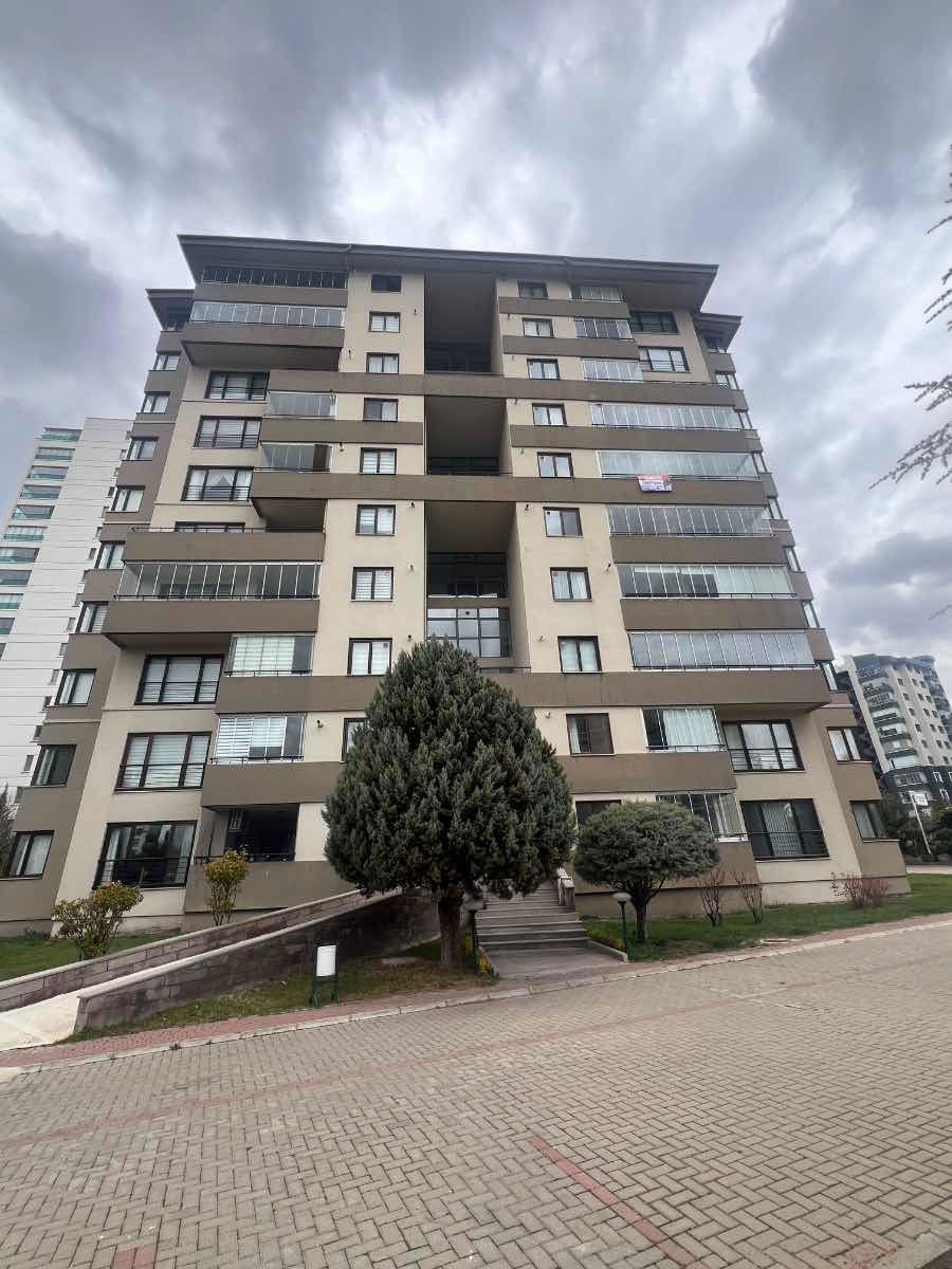 CUMHURİYET EVLERİ SİTESİNDE GENİŞ 4+1 FERAH DAİRE