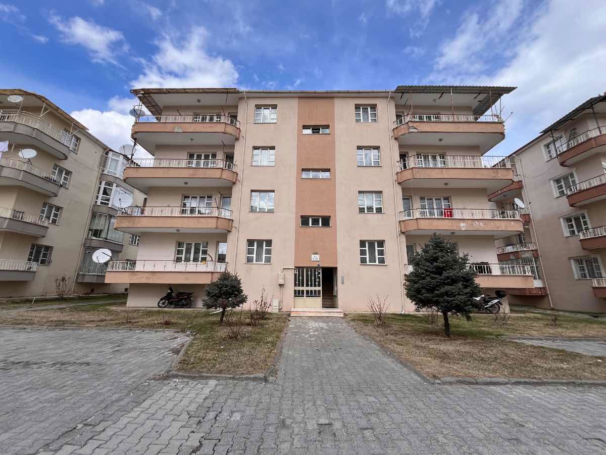 REMAX DEM'DEN ERGENEKON MAH.ÖZCAN SİTESİNDE 4+1 BAKIMLI SATILIK