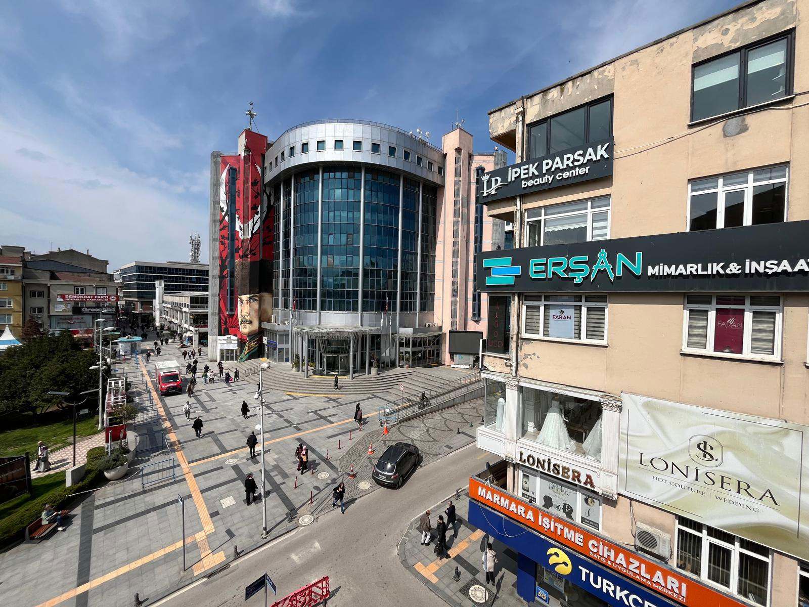 İZMIT KARABAŞ MAHALLESI’NDE, İSTIKLAL CADDESI ÜZERINDE KÖŞE KONUMDA SATILIK 4+1 HAZIR OFIS