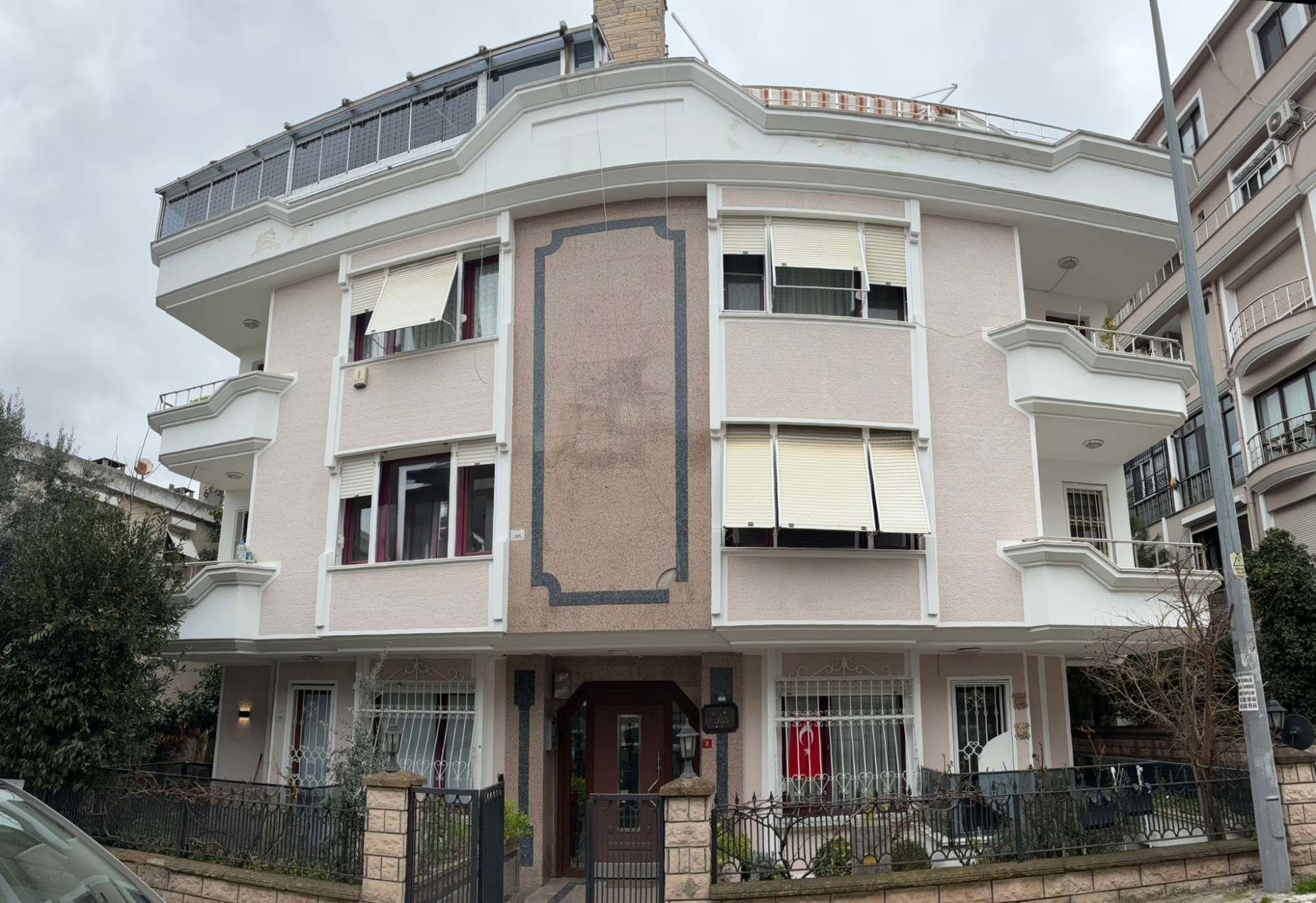 FLORYA ŞENLİKKÖY’DE GENİŞ METRAJLI, MERKEZİ KONUMDA 3+1 FIRSAT!