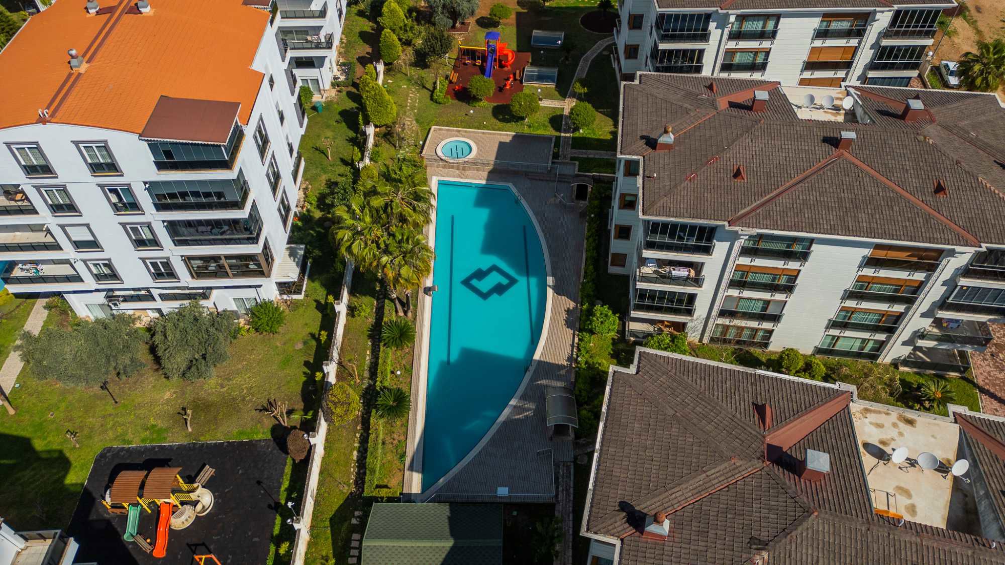 UNCALI LEXUS KONUTLARI'NDA HAVUZ MANZARALI KAPALIOTOPARKLI 3+1