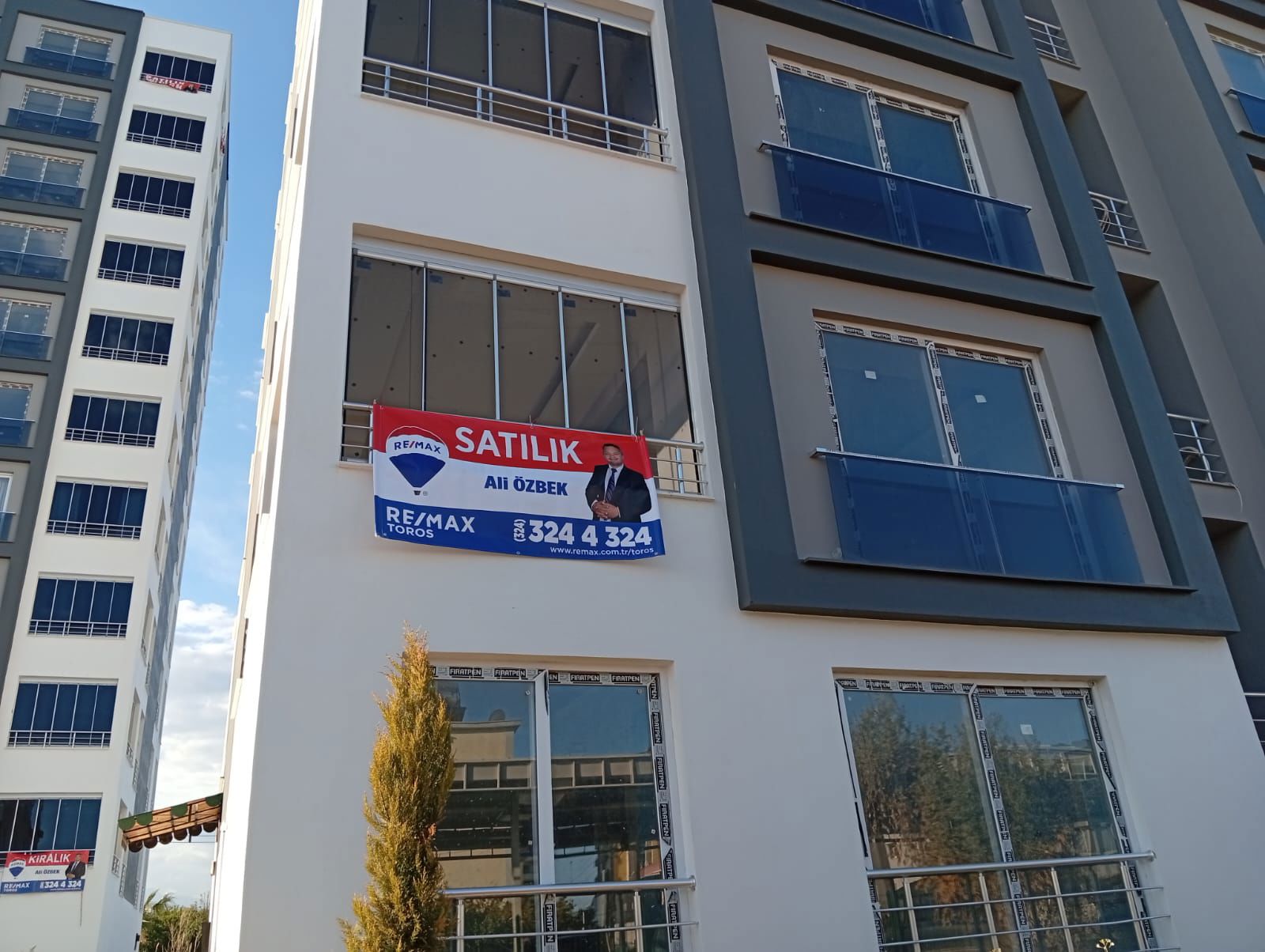 REMAX TOROS'TAN ÇEŞMELİ'DE HAVUZLU SİTE İÇERİSİNDE OTURUMA HAZIR SIFIR 3+1