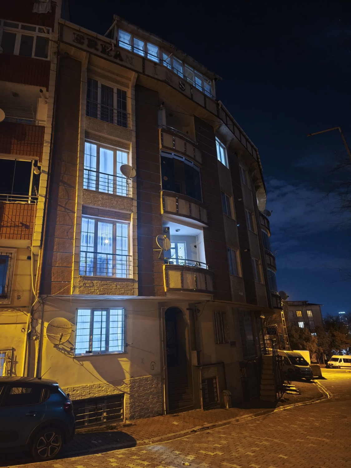 ESENYURT KIRAÇ'TA BALKONLU AYRI MUTFAK 2+1 DAIRE
