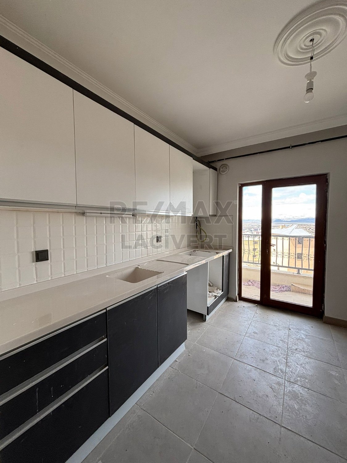 RE/MAX LACİVERT'TEN HİLALKENT TOKİLER'DE KİRALIK 3+1 SIFIR DAİRE