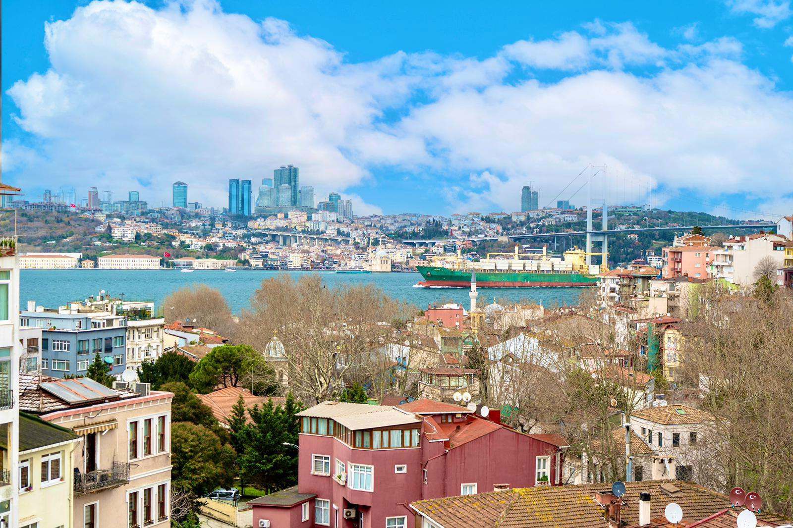 BOĞAZ’IN KALBİNDE KUZGUNCUK MERKEZ 'DE FULL BOĞAZ MANZARALI TERASLI 2+1 SATILIK DAİRE
