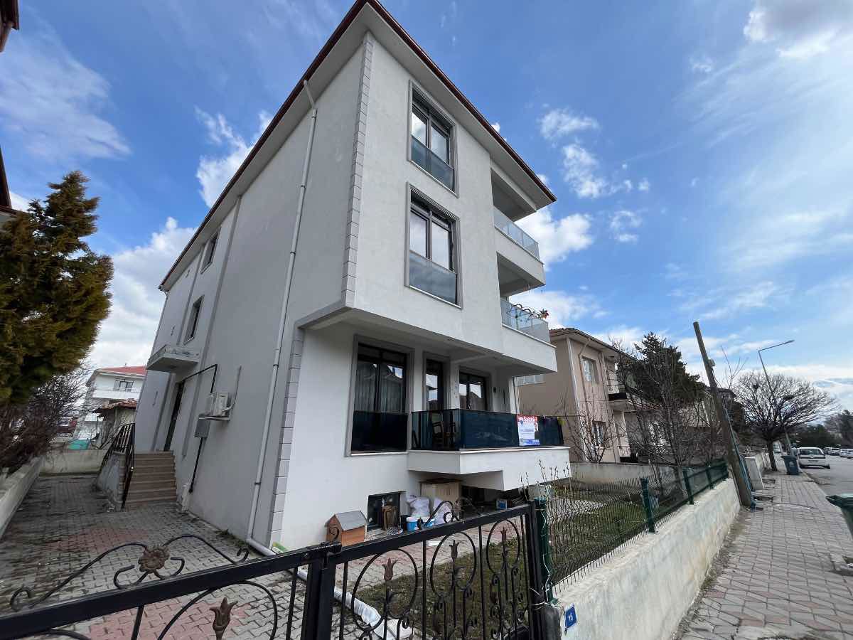 REMAX DEM/DEN BAHÇELİ EVLERDE SATILIK 3+1 LÜX 150 M2 DAİRE