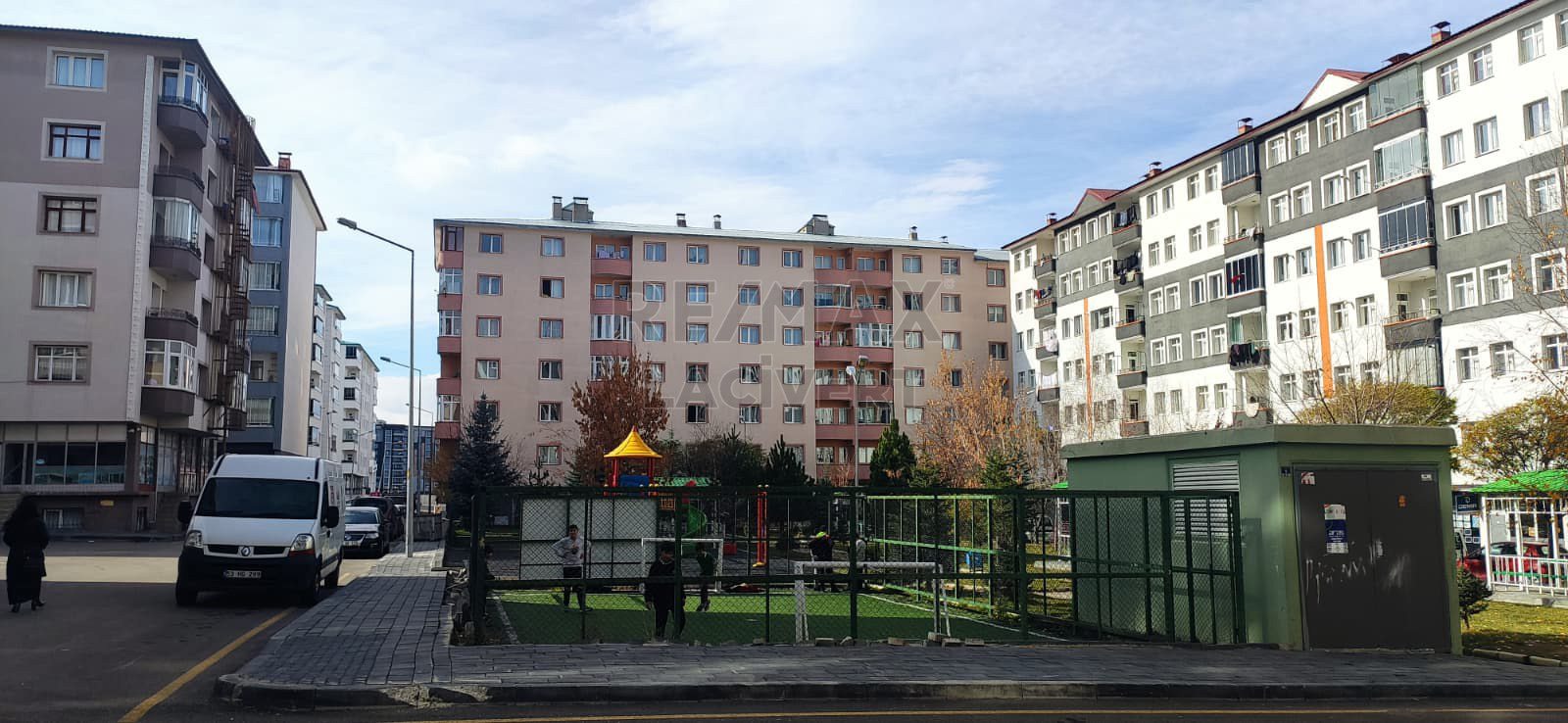 RE/MAX LACİVERT'TEN YILDIZKENT'TE SATILIK 3+1 DAİRE