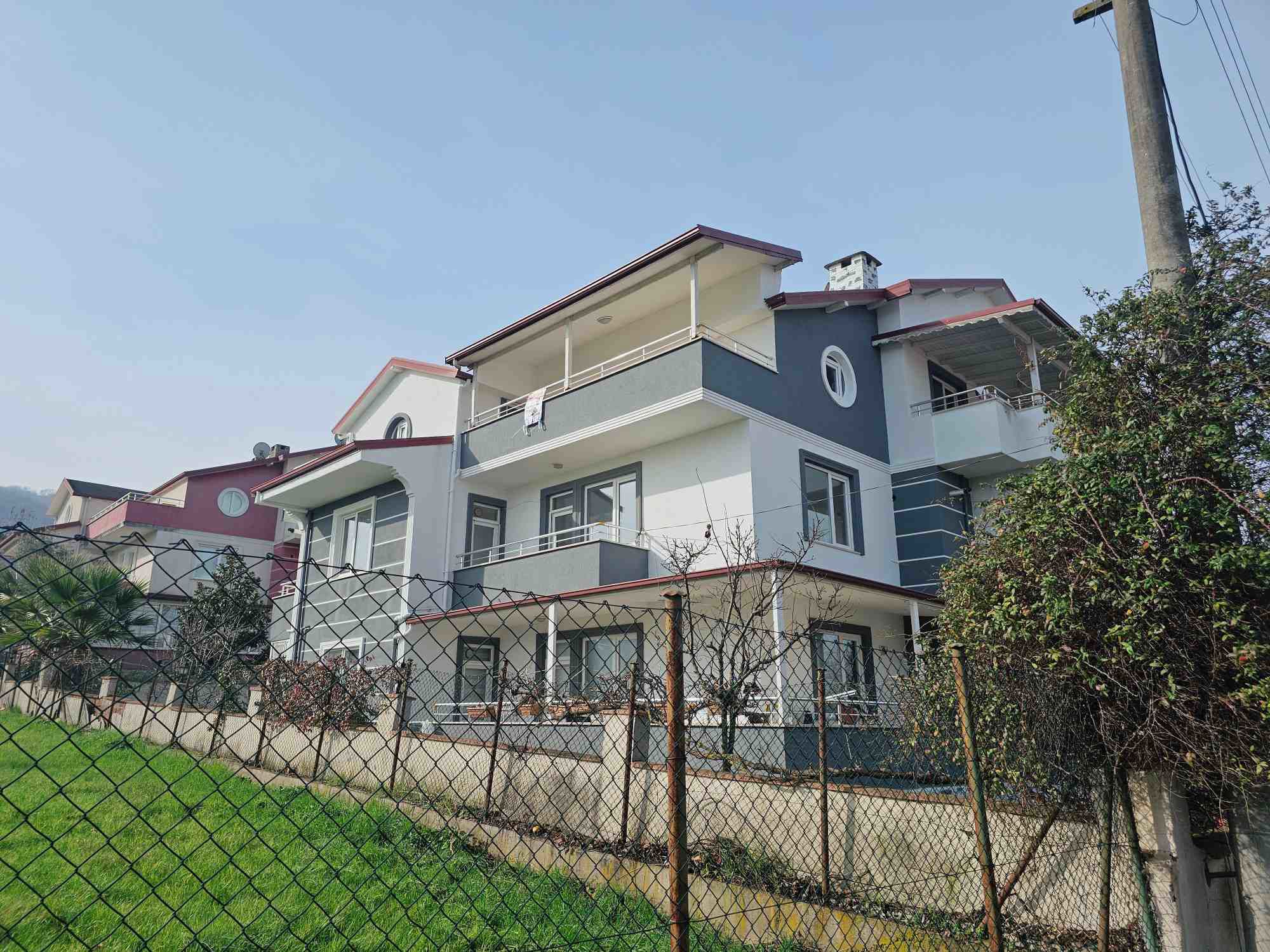 REMAX MYRA'DAN YENİKÖYDE KİRALIK 4+1 GENİŞ DAİRE (4 BLOKLU SİTE)