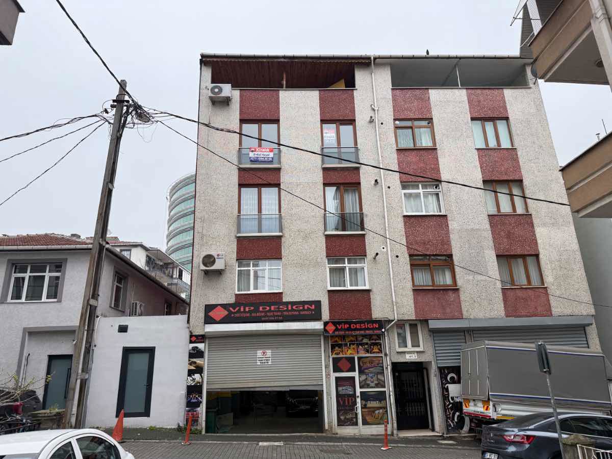 ÜMRANIYE ÇARŞI MERKEZDE 135 M2 NET,ARAKAT,3+1,İÇI ÖZEL YAPIM DAIRE