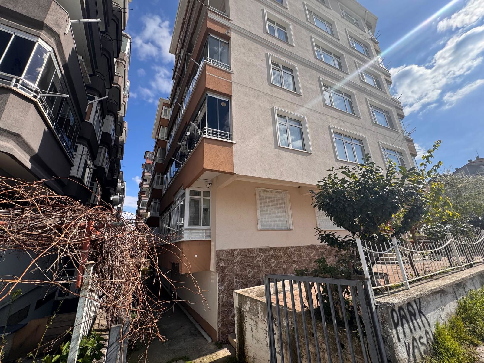 ATAKUMUN KALBİNDE GENİŞ VE KULLANIŞLI 3+1 SATILIK DAİRE