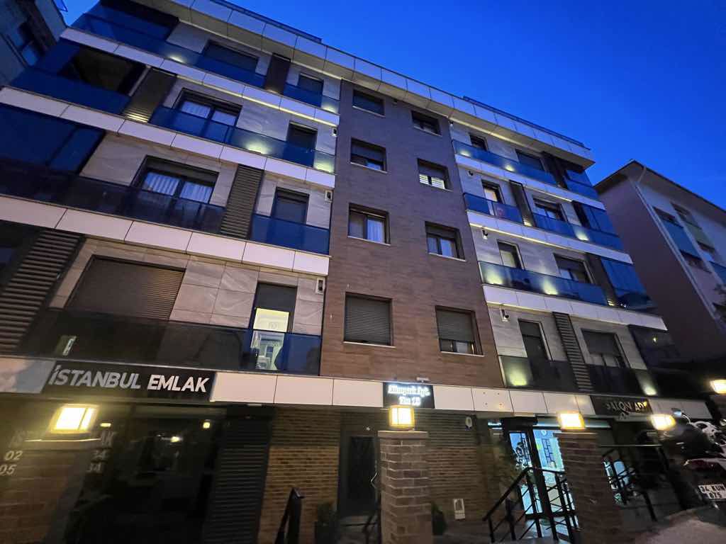 ALTINTEPEDE MİNİBÜS YOLUNA ÇOK YAKIN YENİ BİNA 2+1 SATILIK
