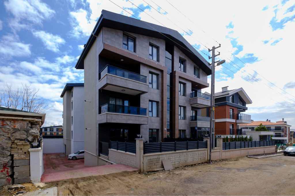 GÖLBAŞI TAŞPINARDA CADDE CEPHELİ ARA KAT SATILIK 2+1