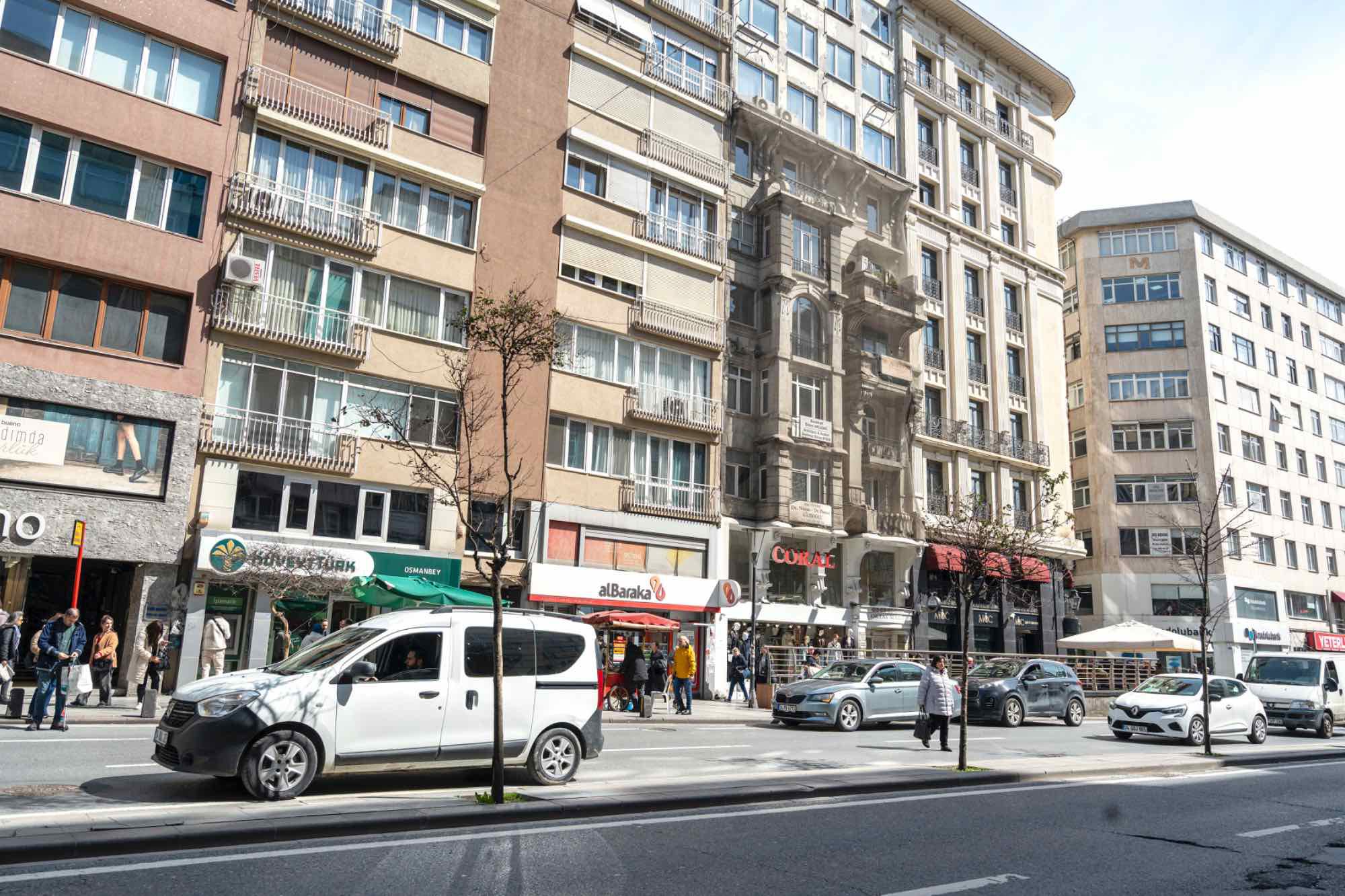 ASLAN BARUH'TAN HALASKARGAZİ CADDESİ METRO YANI GENİŞ DAİRE