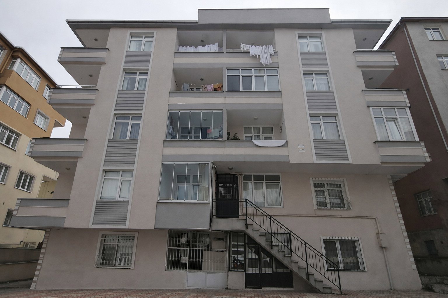 AHMET YESEVİ MAH. SATILIK 3+1 EBEVEYN BANYOLU  ARAKAT DAİRE(120 M2)