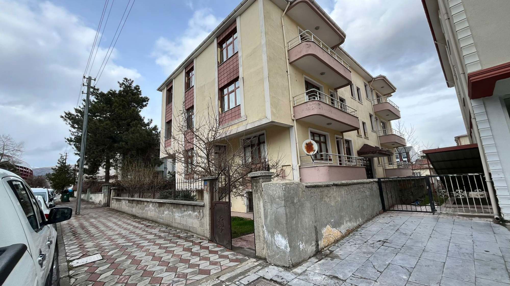REMAXDEM'DEN ATATÜRK MAHALLESİ 3+1 SATILIK DAİRE