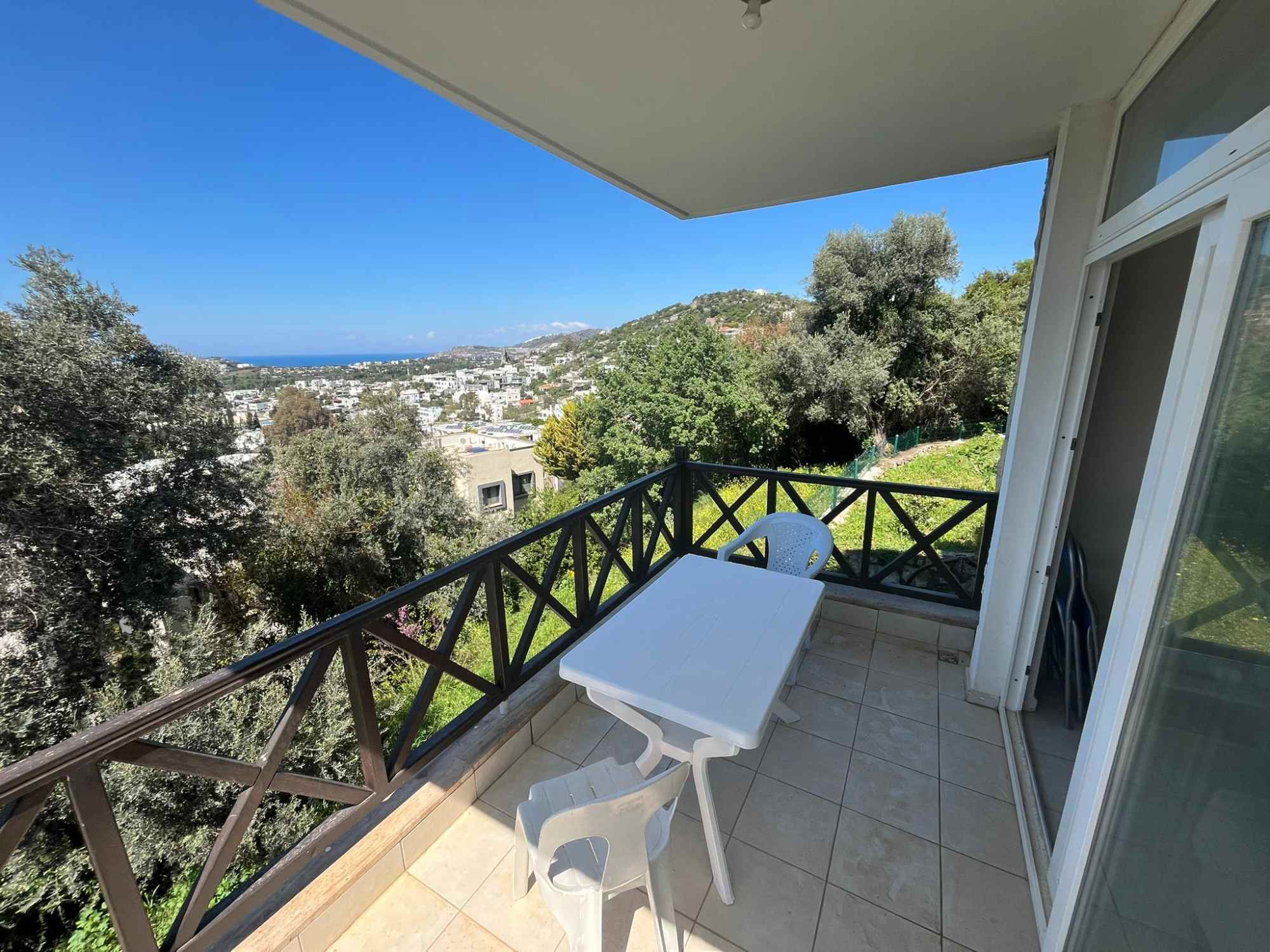 BODRUM YALIKAVAK GÖKÇEBEL'DE DENIZ MANZARALI, EŞYALI 2+1 DAIRE