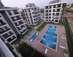REMAX MONARDAN HAVUZLU AÇIK KAPALI OTOPARKLI TRİADA SİTESİNDE  2+1 DAİRELER