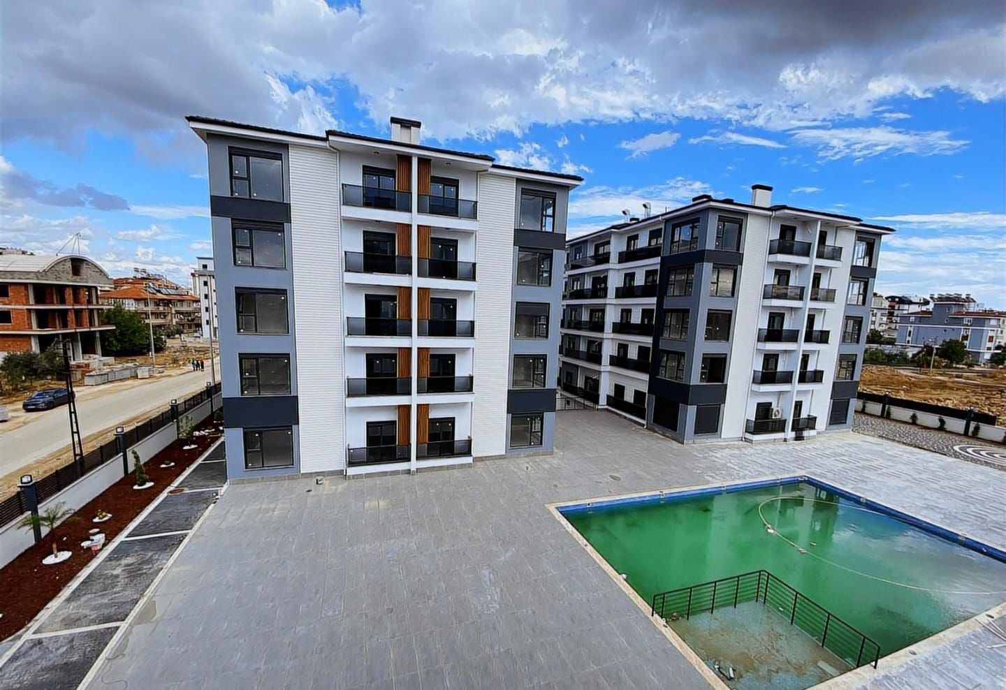 REMAX MONARDAN HAVUZLU AÇIK KAPALI OTOPARKLI TRİADA SİTESİNDE  1+1 DAİRELER