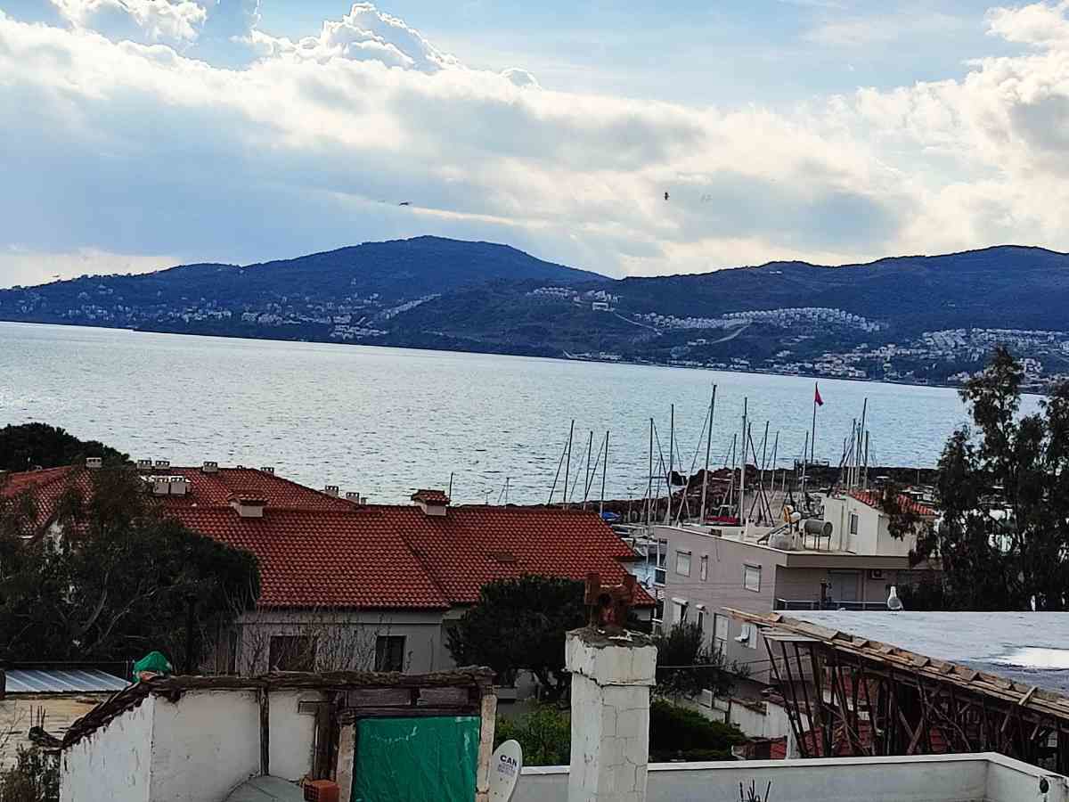 ÇANDARLI ADA MAHALLESİ’NDE EŞYALI, DENİZ MANZARALI 2+1 SÜREKLİ KİRALIK DAİRE