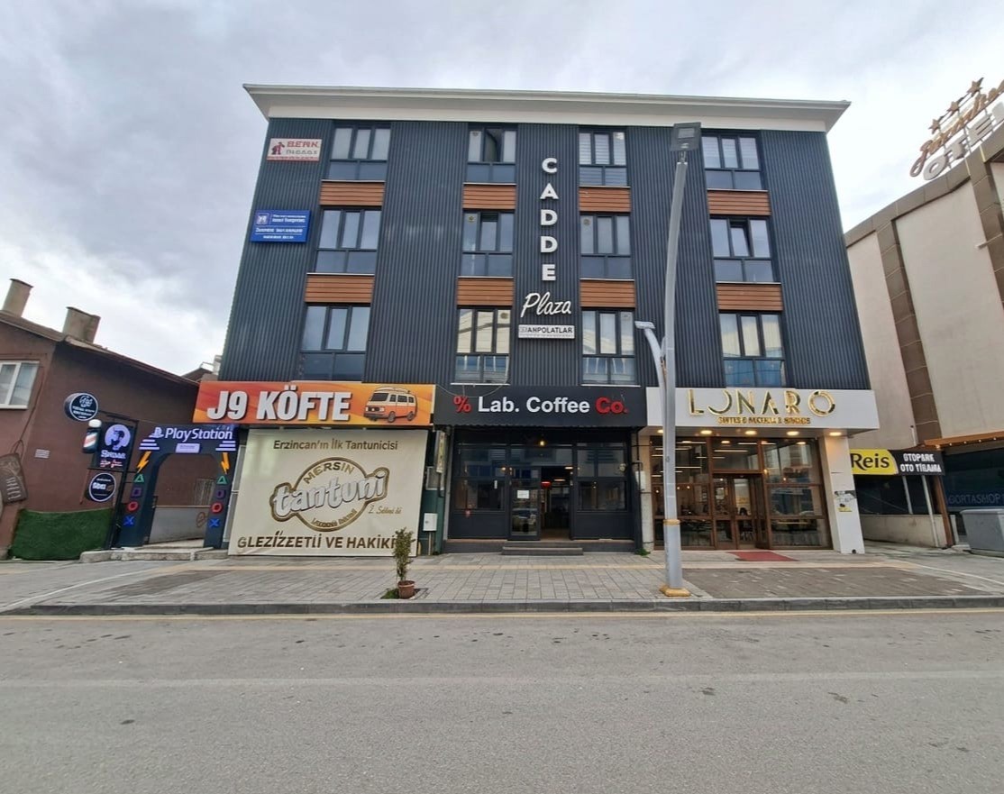 REMAX DEM'DEN ÇARŞI IÇINDE  CADDE PLAZADA EŞYALI  2+0 DAİRELER