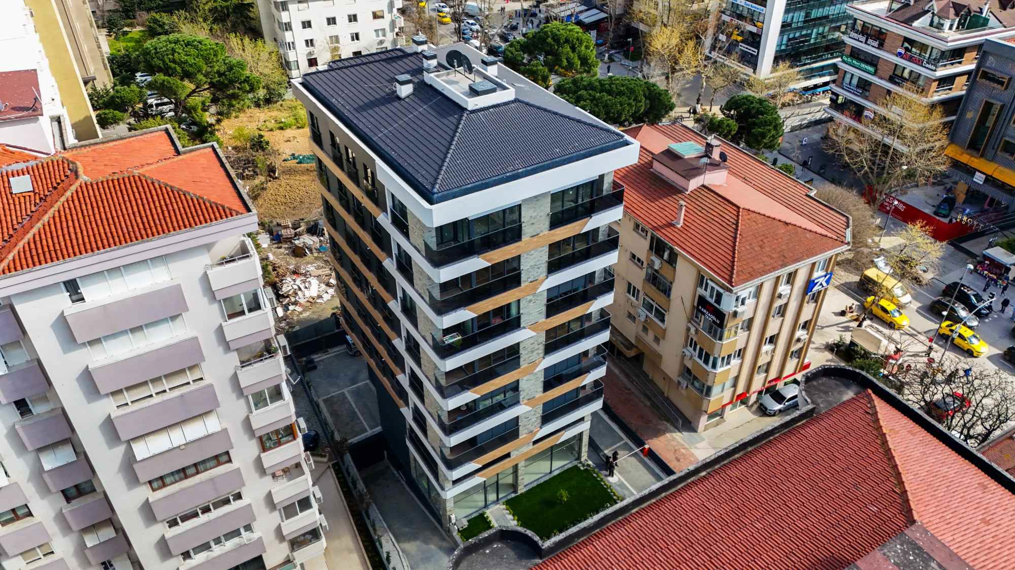 BAĞDAT CADDESİ'NE 2. BİNA 3+1 SATILIK DAİRE