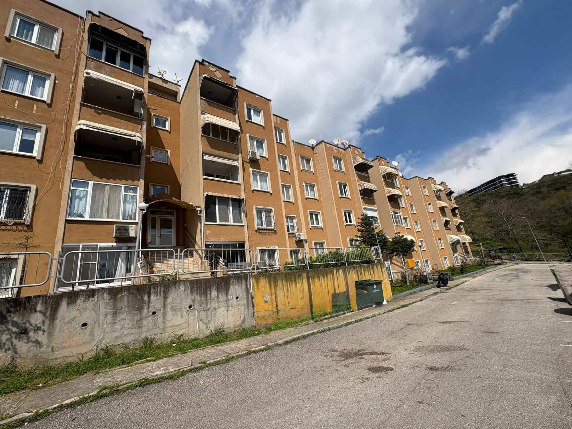 REMAX EFFECT ' TEN YUVAM AKARCA KONUTLARINDA BAKIMLI 3+1 DAİRE