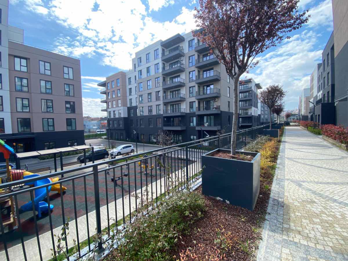 REMAX YAZ'DAN E. KONUT SİTESİ ARA KAT 2+1 TERASLI SATILIK DAİRE