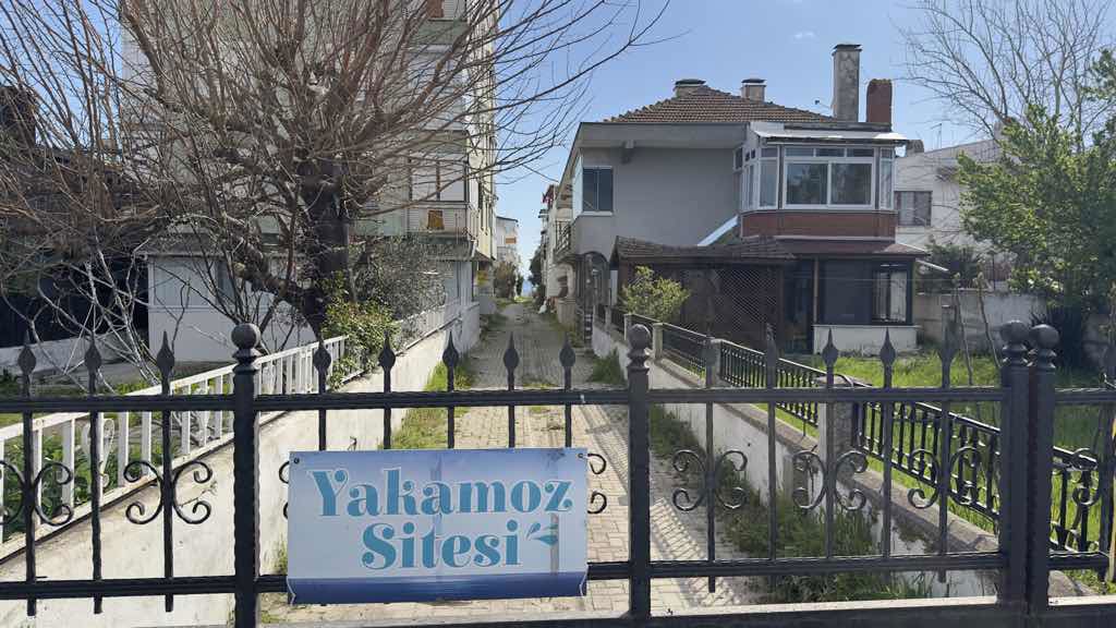 DENİZE SIFIR SİTEDE YAZLIK DAİRE