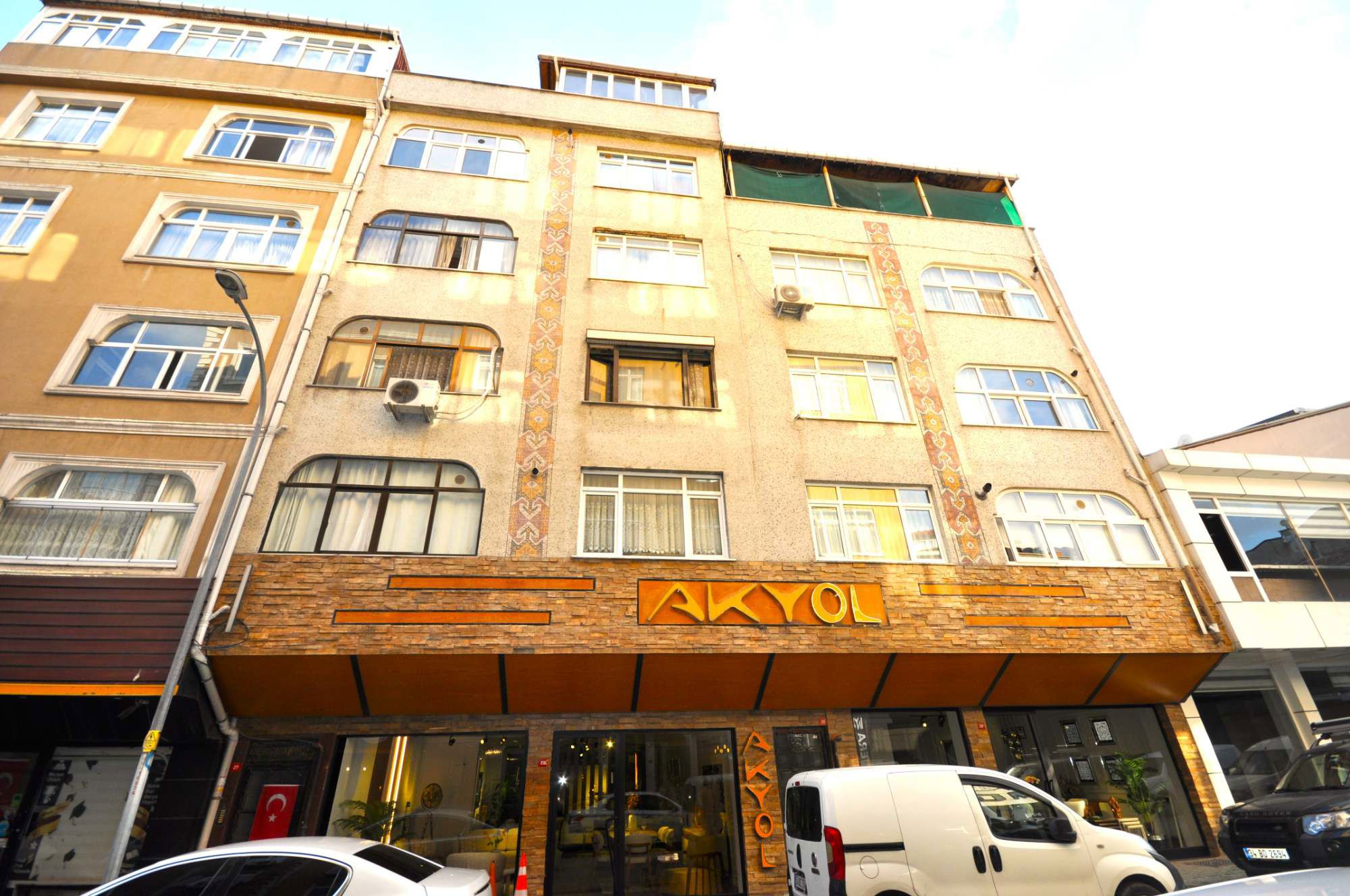 FETİH MAH. EMAAR AVM'YE VE TOPLU TAŞIMAYA YAKIN TEMİZ BOYALI 2+1