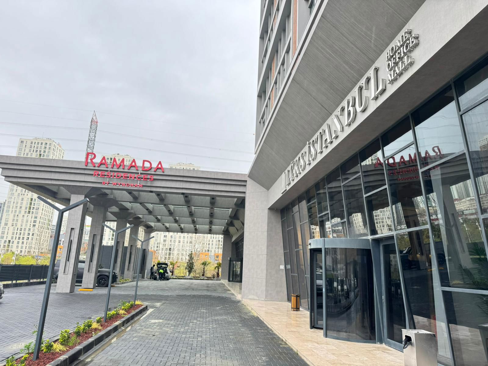 REMAX'TAN E-5 CEPHE RAMADA RESİDENCES'TA KİRALIK ÖZEL DİZAYN DAİRE