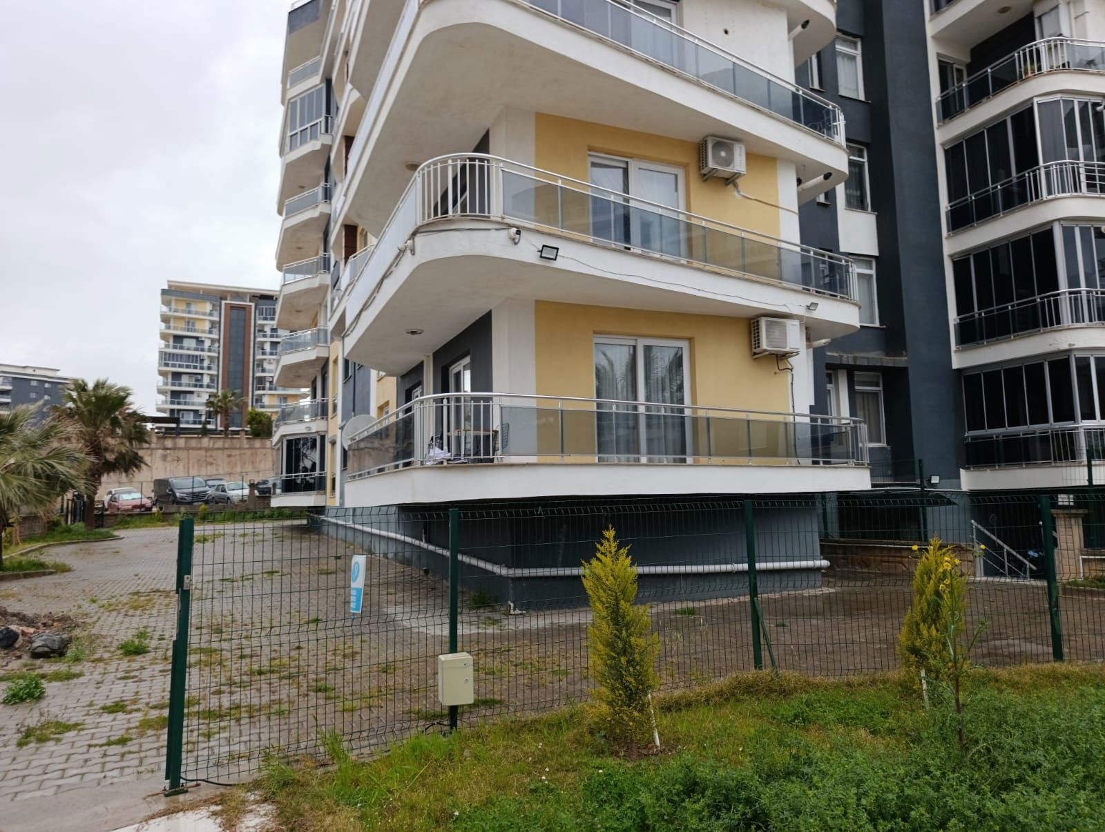İSTİKLÂL MAHALLESİ'NDE DOĞALGAZLI, HAVUZLU, GENİŞ BALKONLU, 130 M2, 3+1 SATILIK DAİRE