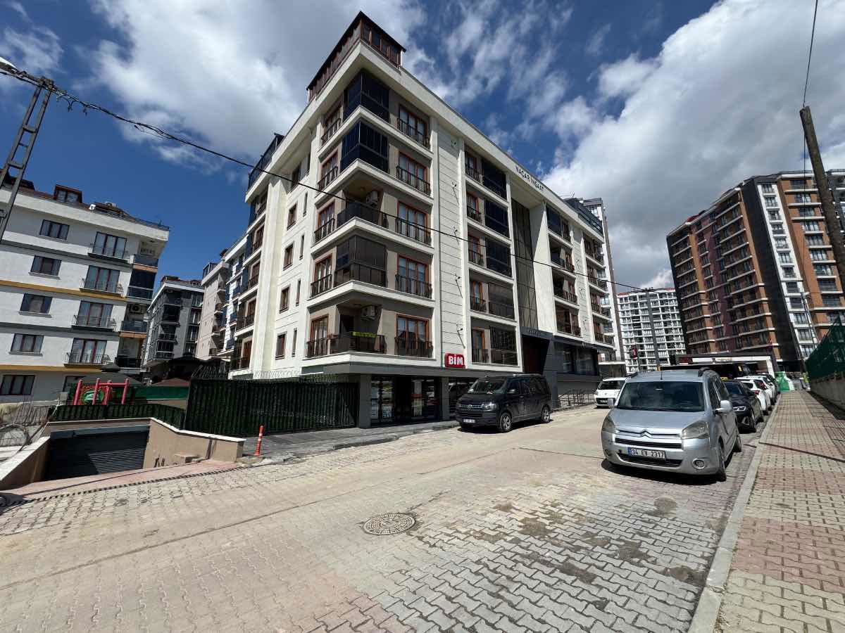 REMAX TEN BEYLİKDÜZÜ 11.MAHALLE YANI KAPALI OTOPARKLI GENİŞ 2+1