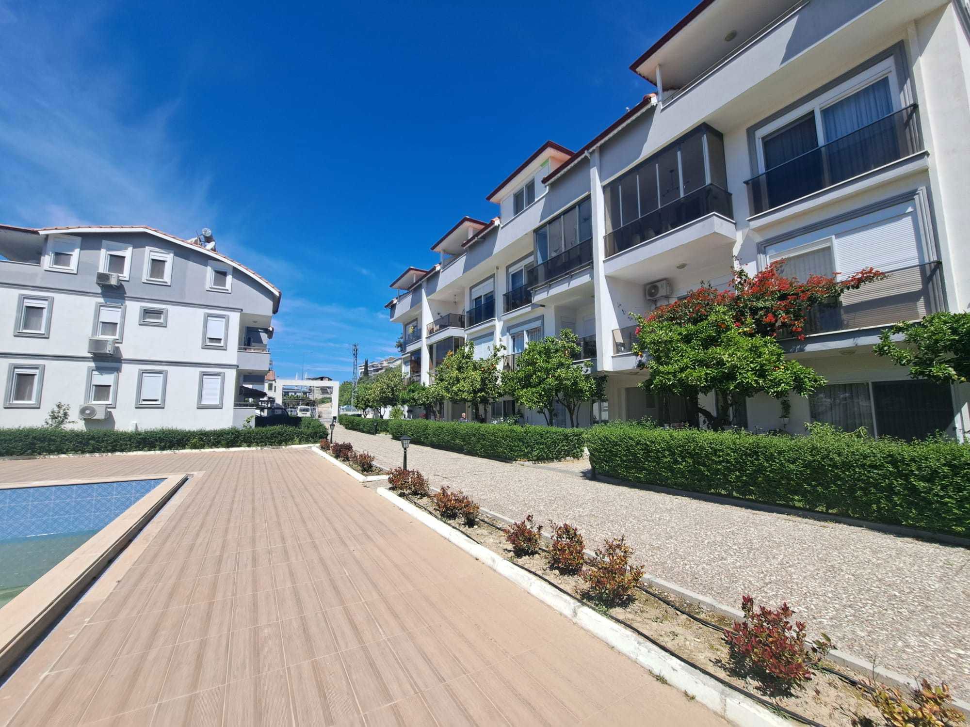 ILICA'DA PRESTİJLİ VE HAVUZLU SİTEDE  SATILIK BAHCE KATI DAIRE