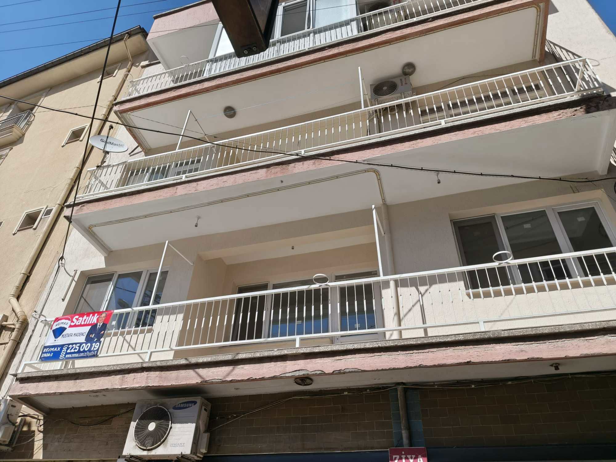 SALİHLİ ÇARŞI MERKEZDE SATILIK 1. KAT DAİRE /OFİS GENİŞ TERAS