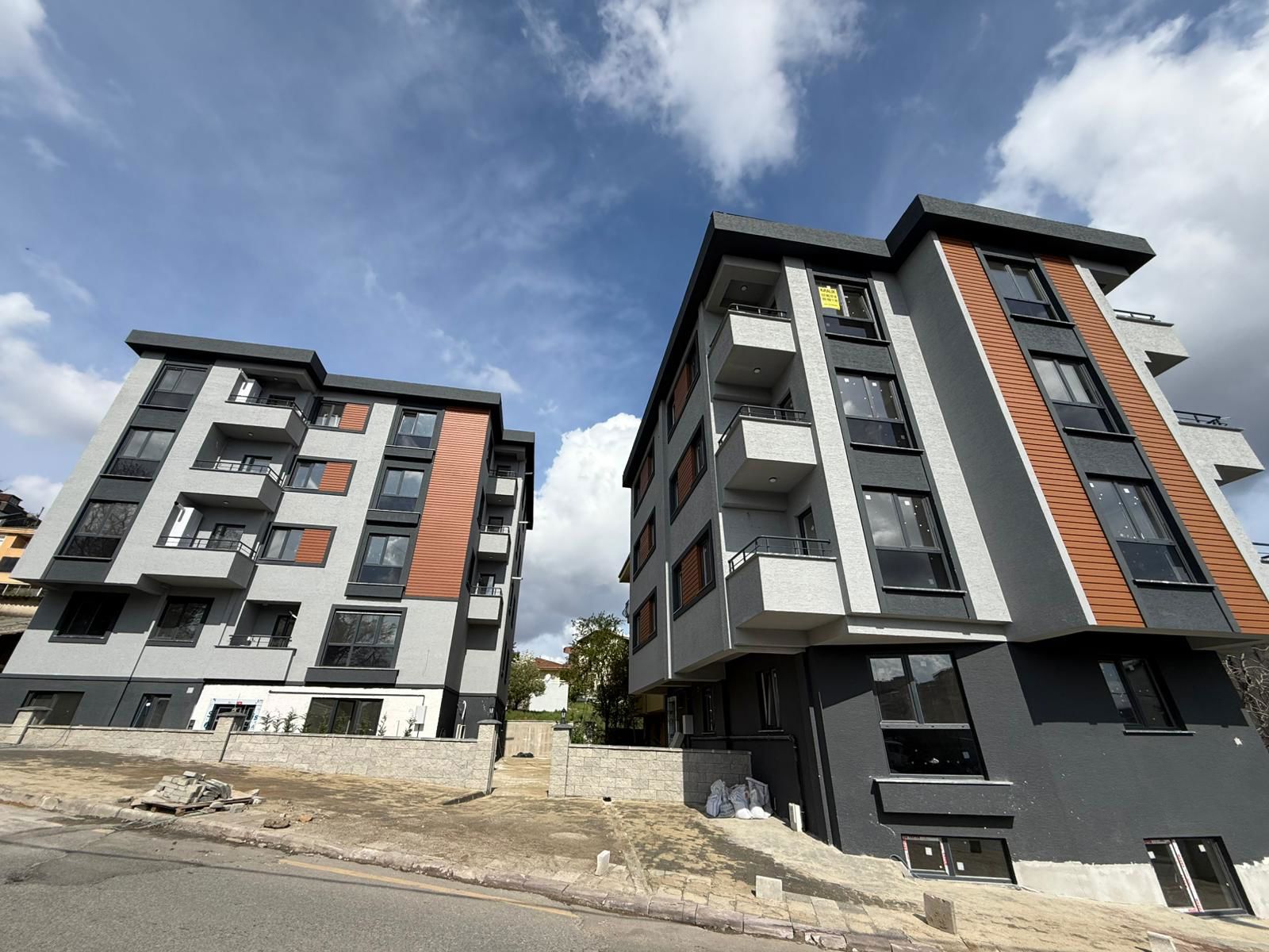 AŞAĞI DUDULLU'DA YENİ BUTİK SİTEDE AÇIK OTOPARKLI ARA KAT 2+1 SATILIK DAİRE