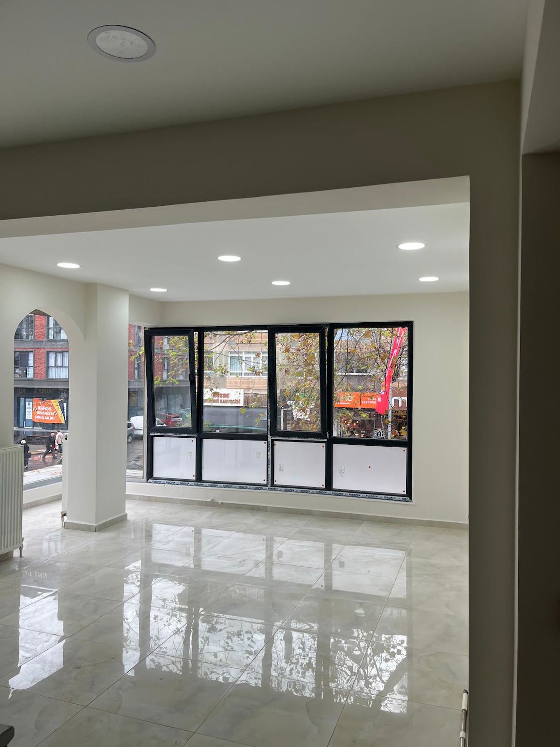 BAĞDAT CADDESİ ÜZERİNDE  TABELA DEĞERİ YÜKSEK TAMAMEN YENİLENMİŞ YATIRIMLIK OFİS/DAİRE