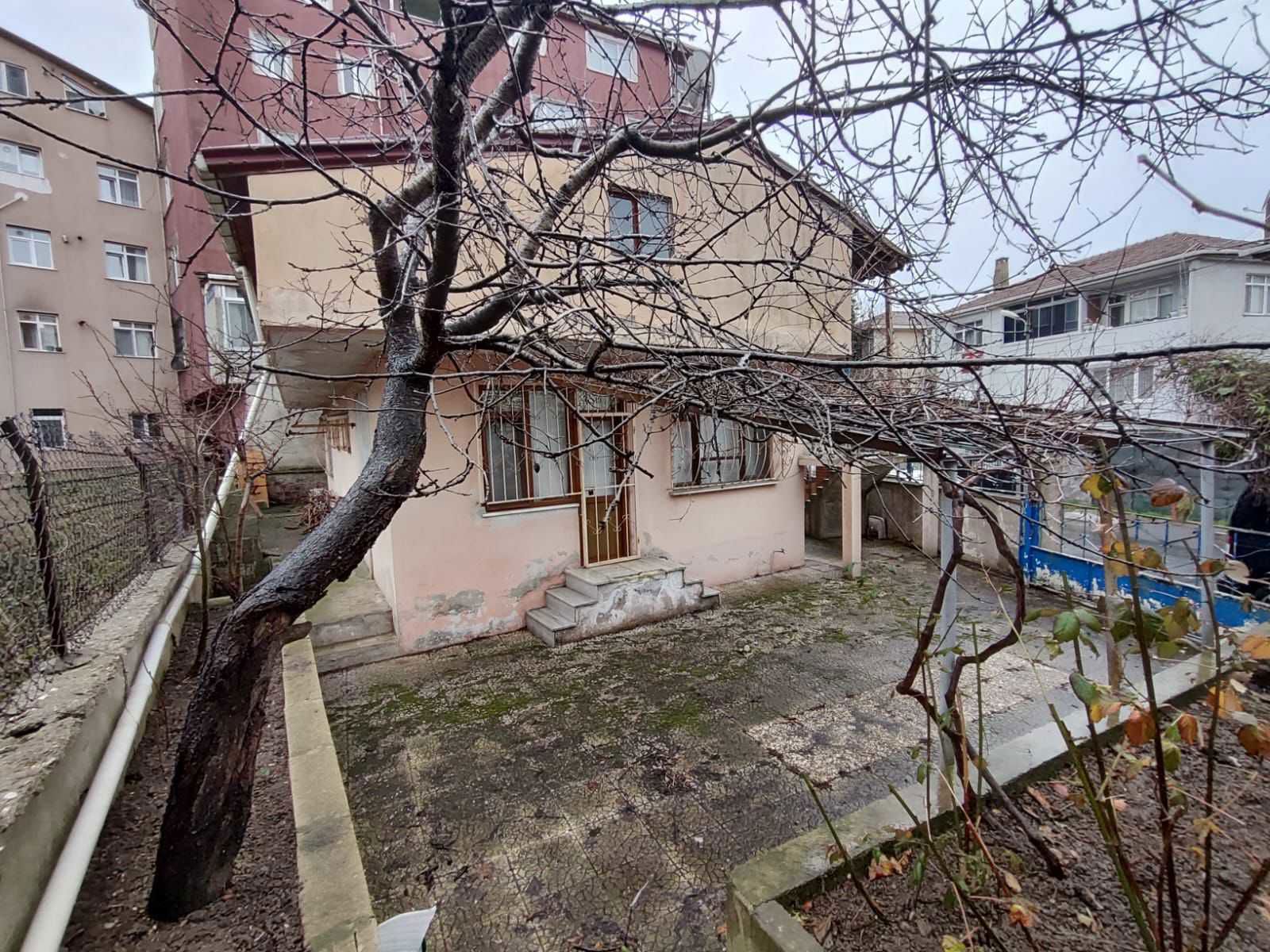 BELGRAD ORMANI BAHÇEKÖY MERKEZDE ARSA DEĞERİNDE MÜSTAKİL EVİMİZ