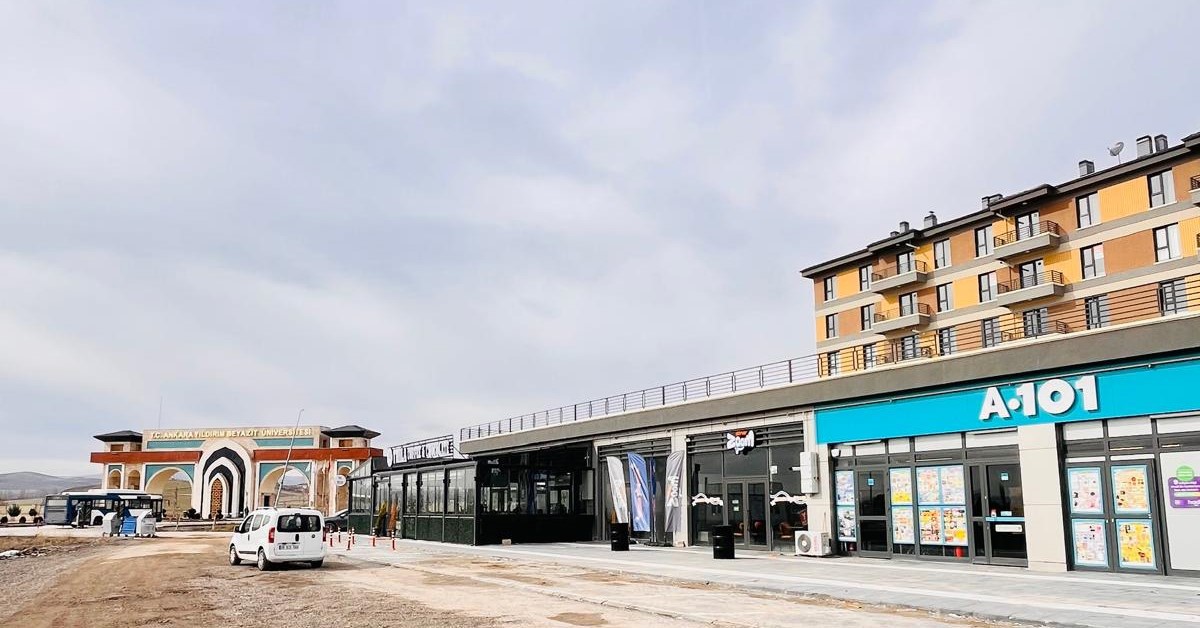 REMAX SAFE OZAN OR-ÜNİVERSİTE GİRİŞİNDE 1+1 FULL EŞYALI DAİRE