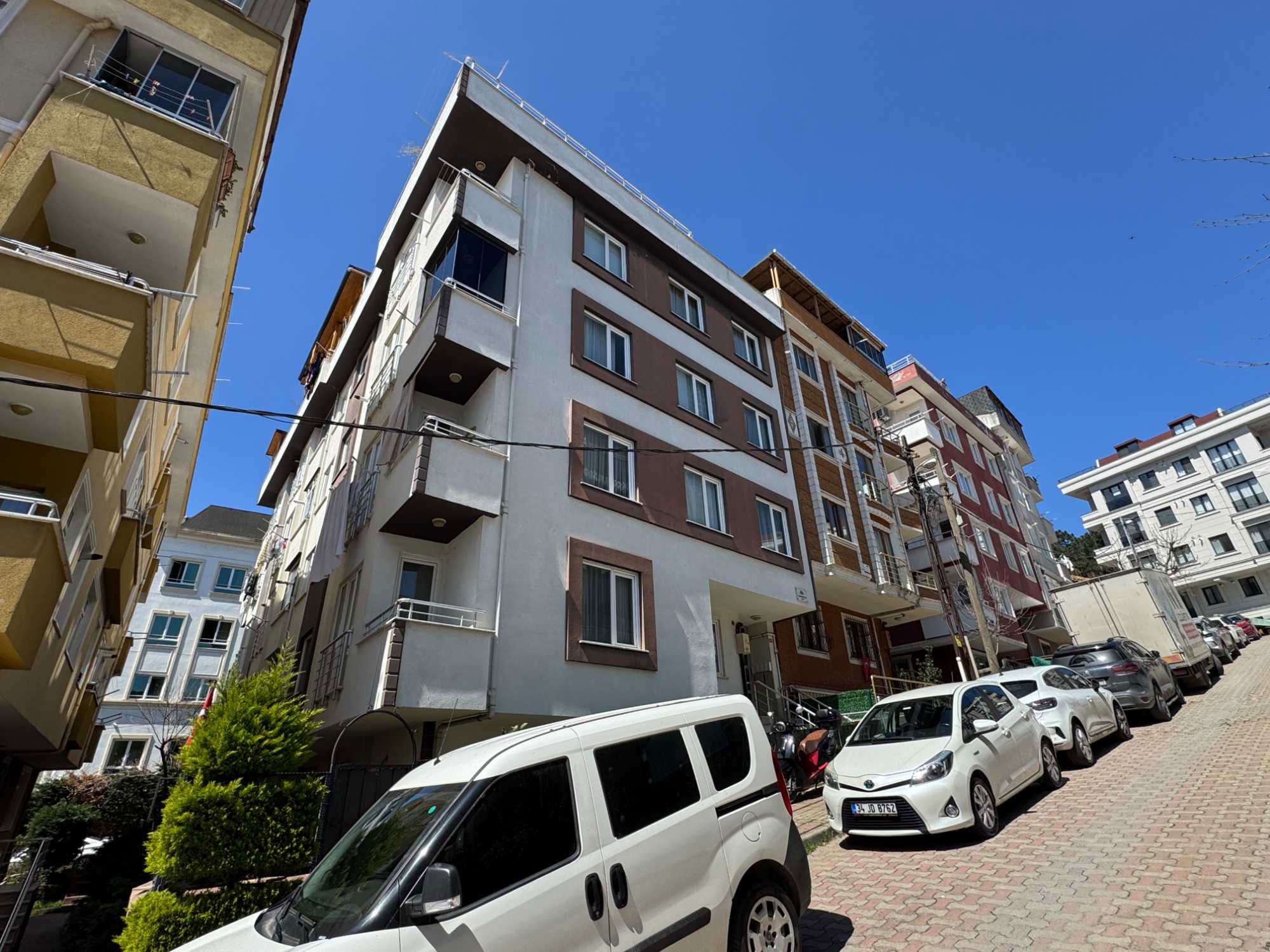 ÇEKMEKÖY MERKEZ MAHALLESİNDE SATILIK ARA KAT 2+1 DAİRE