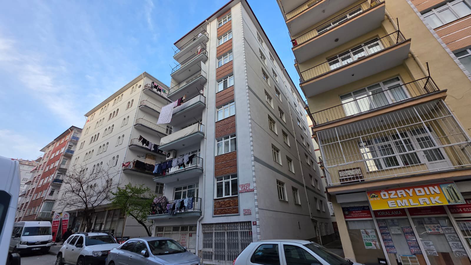 REMAX NEPTÜNDEN DEMETEVLER MERKEZDE 3+1 SATILI DAİRE