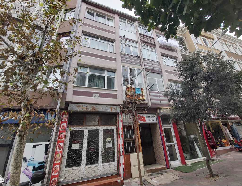 RAMİ YENİ MAHALLE’DE GİRİŞ ALTI 1+1 KAPALI MUTFAK MASRAFSIZ MERKEZİ KONUM”
