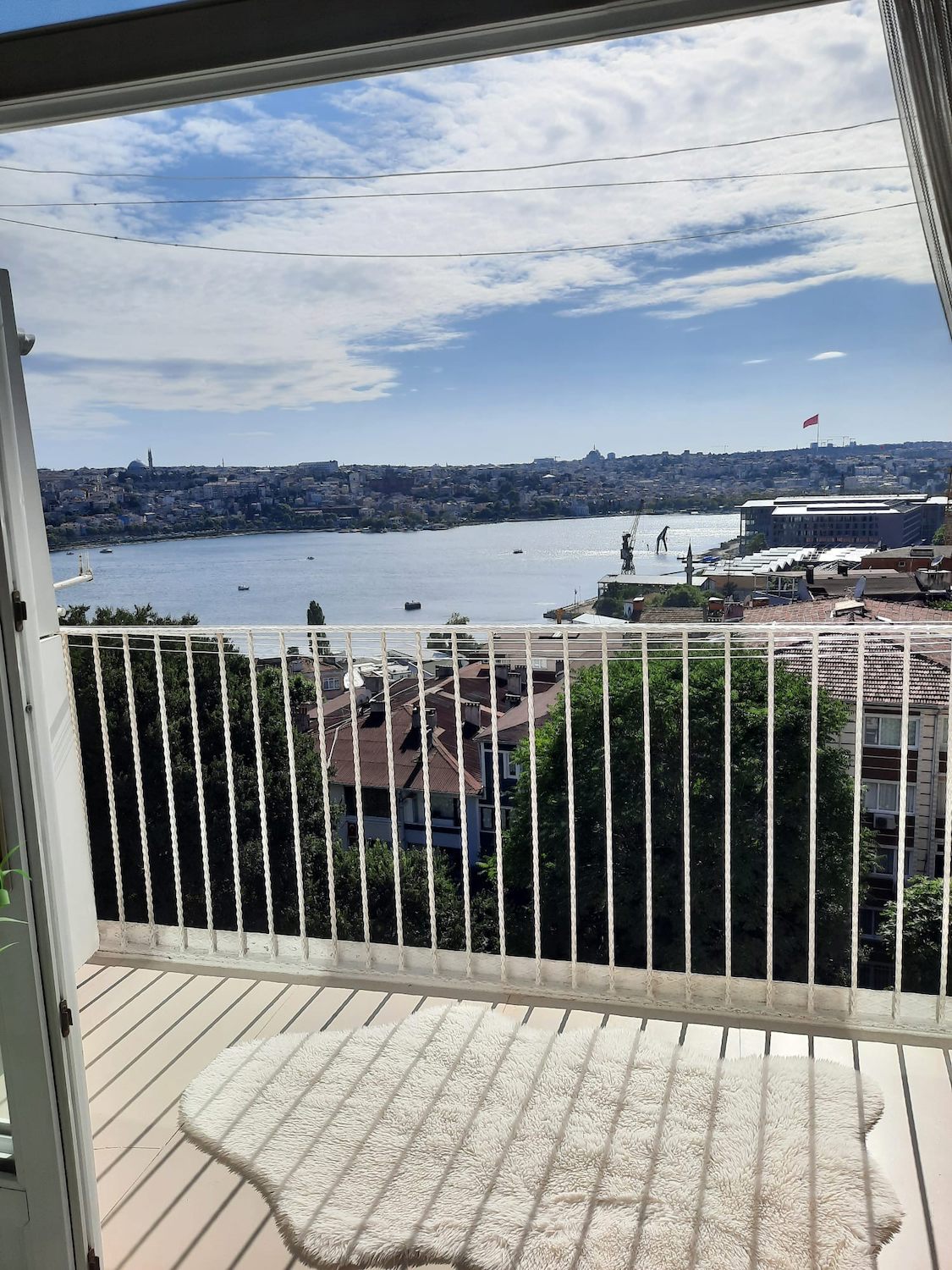 BEYOĞLU KASIMPAŞA’DA KİRALIK FULL EŞYALI DENİZ MANZARALI 2+1 DAİRE