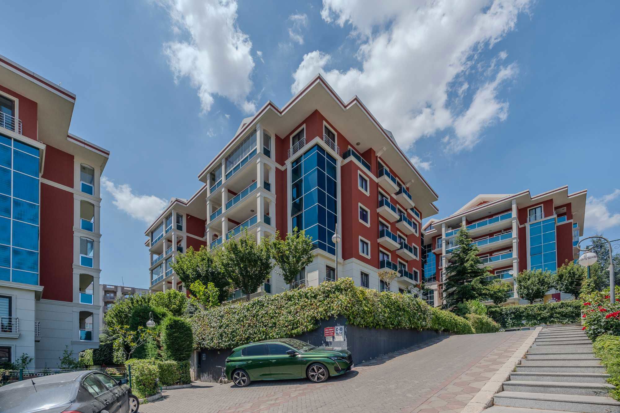 REMAX BEYAZ DOĞUŞPARKTA 4+1 KİRALIK DAİRE