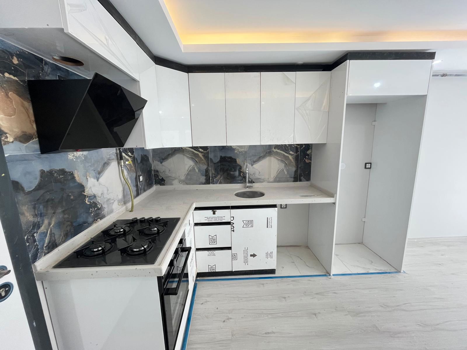 ÇERKEZKÖY MERKEZİ LOKASYONDA KİRALIK ARA KAT 1+1