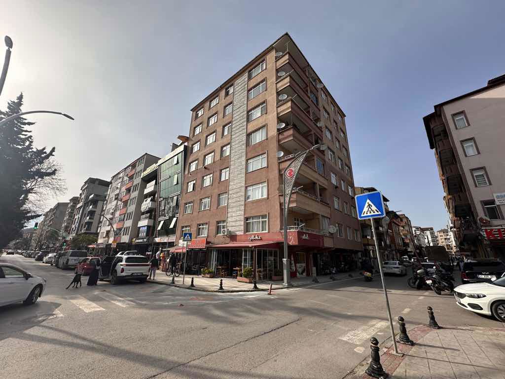 İZMİT BULVARDA MERKEZİ KONUMDA KİRALIK 3 + 1 DAİRE