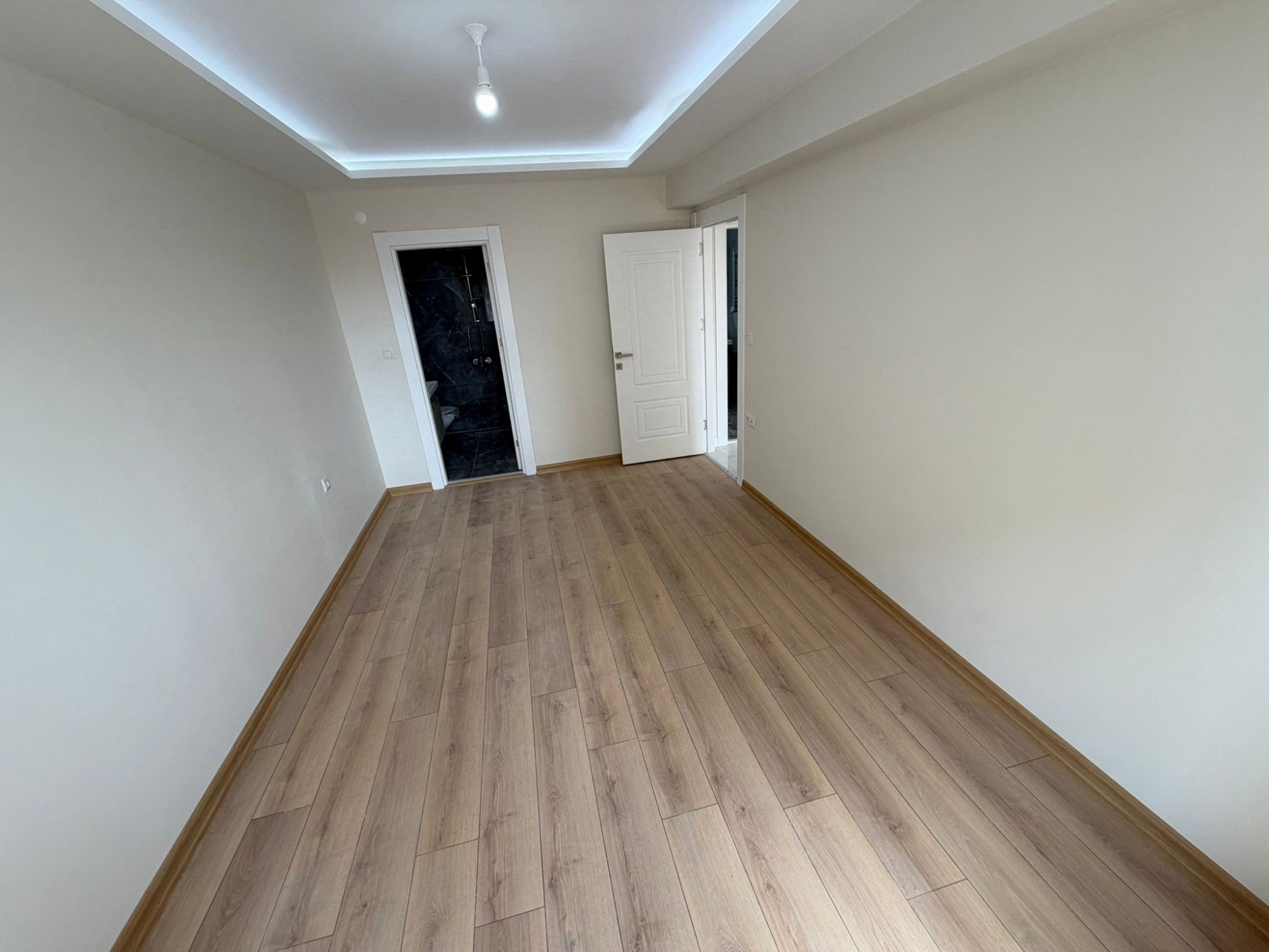 BAĞCILAR MEYDAN VE METROYA ÇOK YAKIN 3+1 SITEDE SATILIK DAIRE