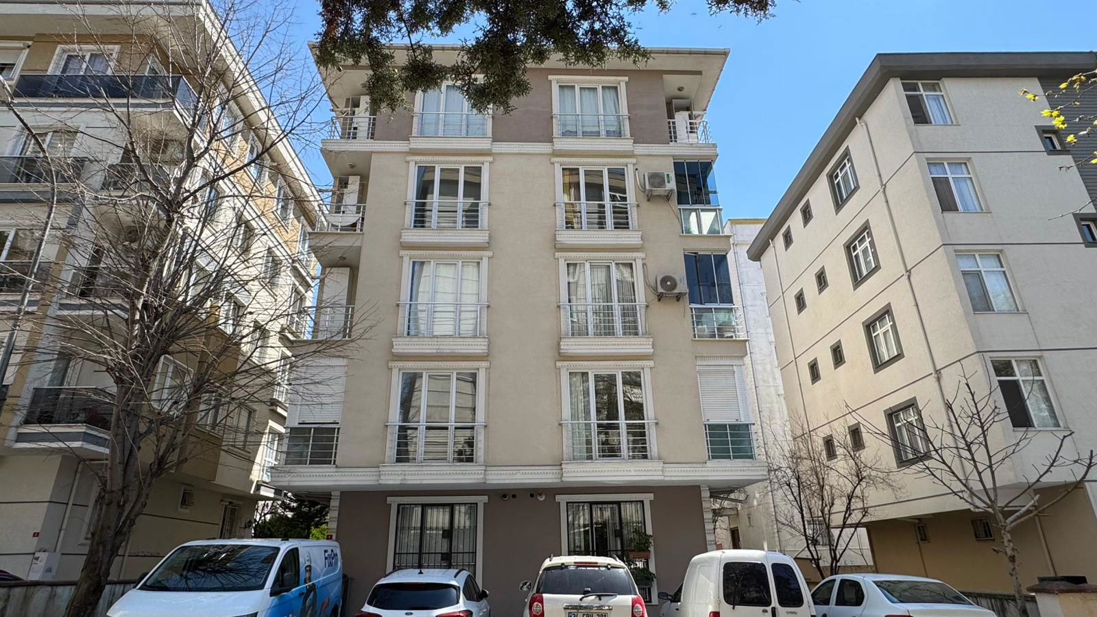 KARTAL PETROLİŞ' DE BOŞ, BALKONLU, ARA KAT, AÇIK OTOPARKLI 2+1