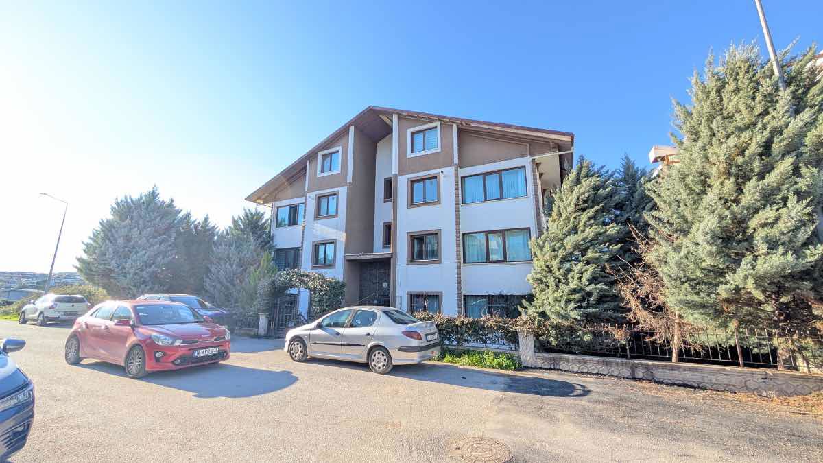 REMAX BEYAZ DEMIRCI MAHALLESI SATILIK 3+1 BAHÇE DUBLEKSI